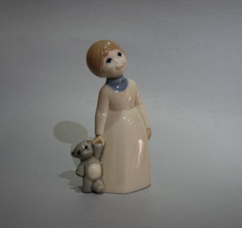 Девочка с мишкой клеймо Испания