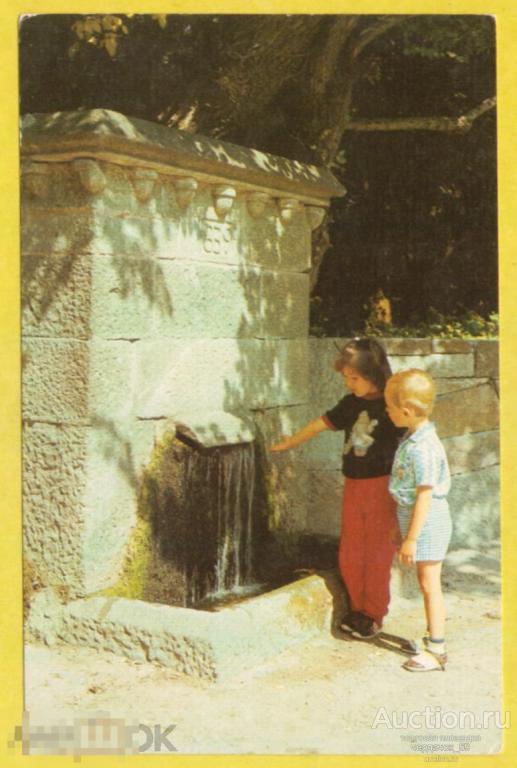 Алупкинский дворец музей Фонтан у входа в парк. Фото И. Кропивницкого