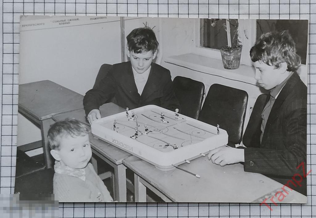 Фотография мальчики играют в настольный хоккей #09 