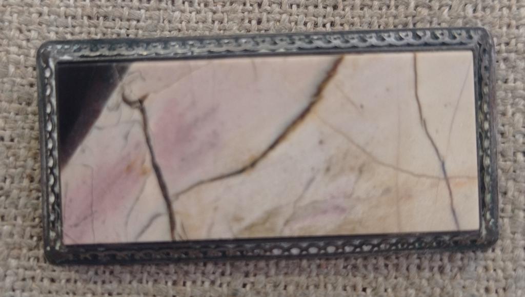 Брошь, серебро -  позолота 875 пр., вставка камень, имеется трещина - состояние на фото.