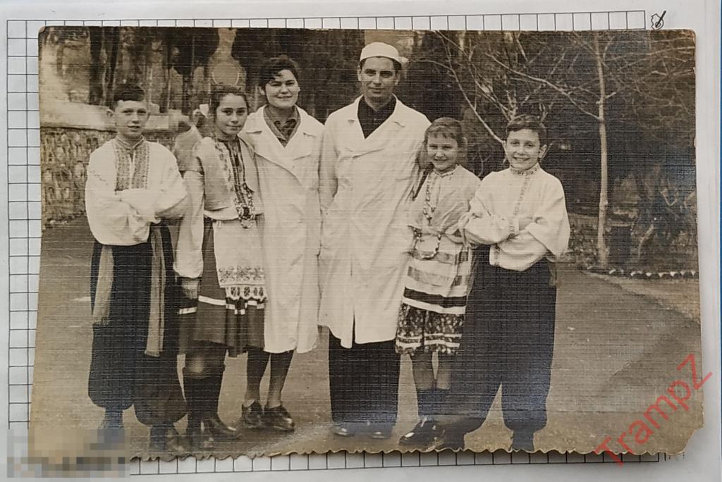 Фотография дети, народные, национальные костюмы, мужчина женщина в белых халатах #11 