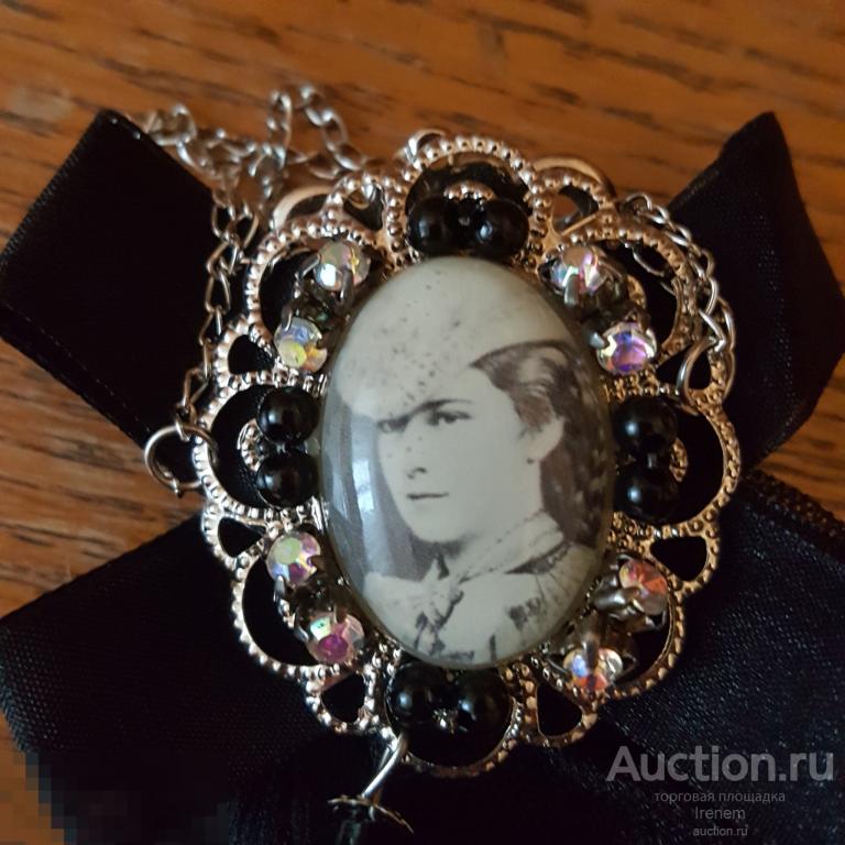 Изящная брошь для рубашки с ажурным бантом. Очень оригинальная. 