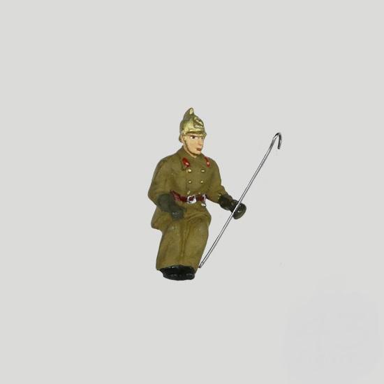 u84 - Старинный пожарный с багром - фигурка в масштабе 1/43