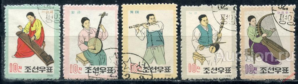 Y85 КНДР (СЕВЕРНАЯ КОРЕЯ) 1962 375-379 НАЦИОНАЛЬНЫЕ КОСТЮМЫ. НАЦИОНАЛЬНЫЕ МУЗЫКАЛЬНЫЕ ИНСТРУМЕНТЫ 