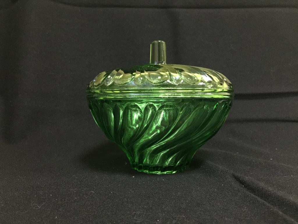 Вазочка Зеленое стекло. СССР. Ваза. Старинное стекло. Марганцевое стекло. Зеленое стекло. Стекло.