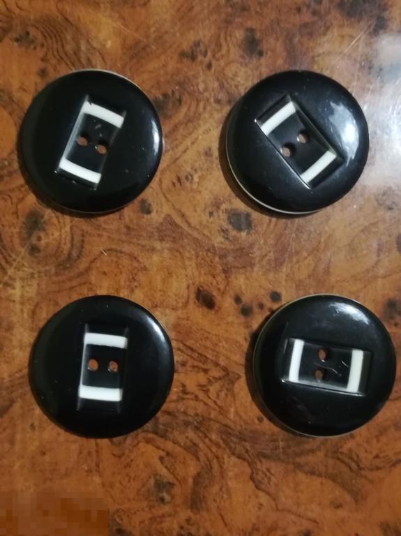 Пуговицы . черные  с белым Крупные .Диаметр 3.4.см.Винтаж 