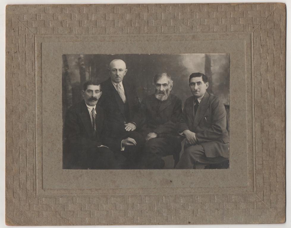 1938 г. Ворошиловград (Луганск). Семья Фрейдина. Подписана.