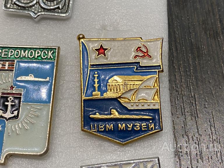 Знак Значок Ленинград. ЦВМ МУЗЕЙ ПОДВОДНАЯ ЛОДКА ПАРУСНИК ФЛАГ ВМФ ШИКАРНЫЙ. ЖЕЛТЫЙ МЕТАЛЛ