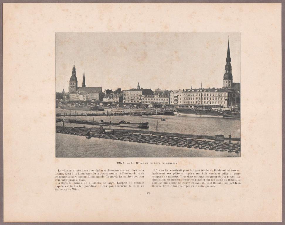 Латвия. Понтонный мост в Риге.