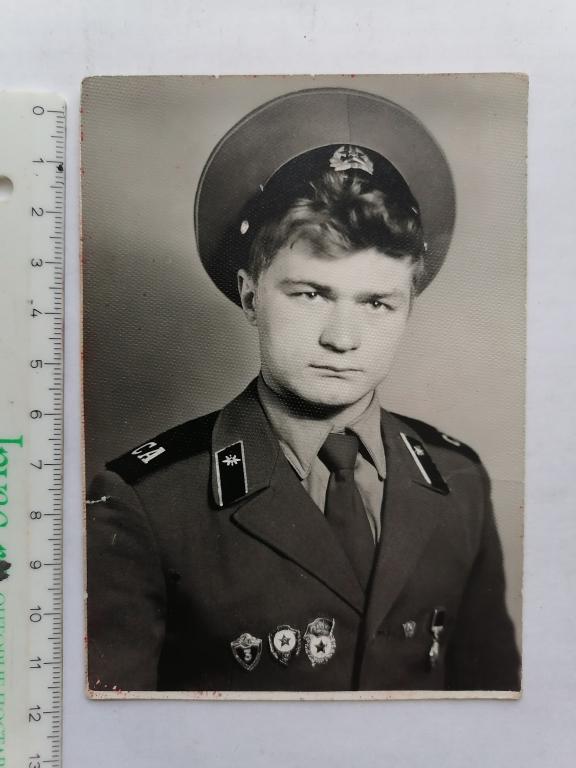 Солдат в парадной форме.