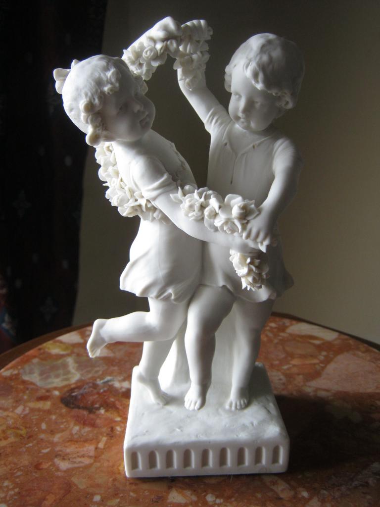 Танцующие дети. ERNST WAHLISS - ALEXANDRA PORCELAIN WORKS - 1903 - 1921.