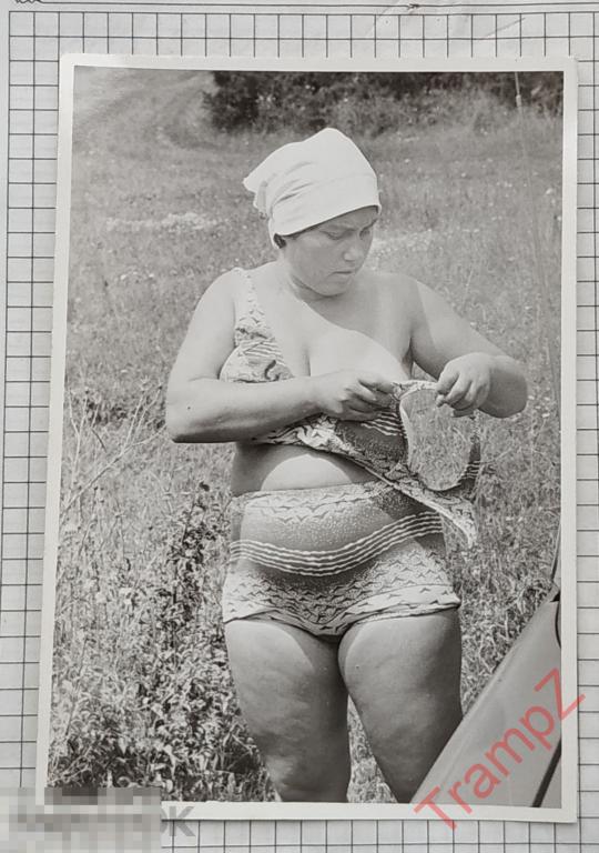 Фотография женщина в купальнике, одевает лифчик #12* 