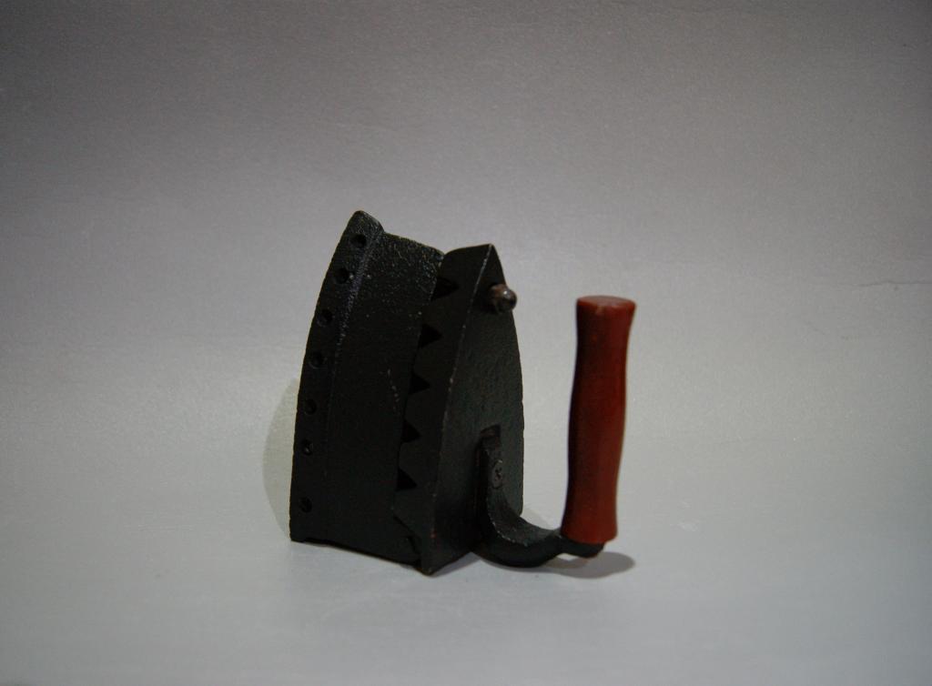 Утюжок угольный с деревянной ручкой, Европа