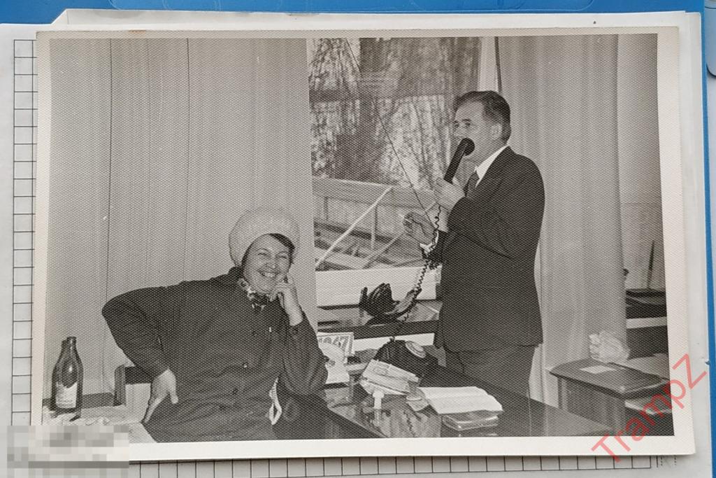 Фотография мужчина с сигаретой у телефона, партийный работник #12* 