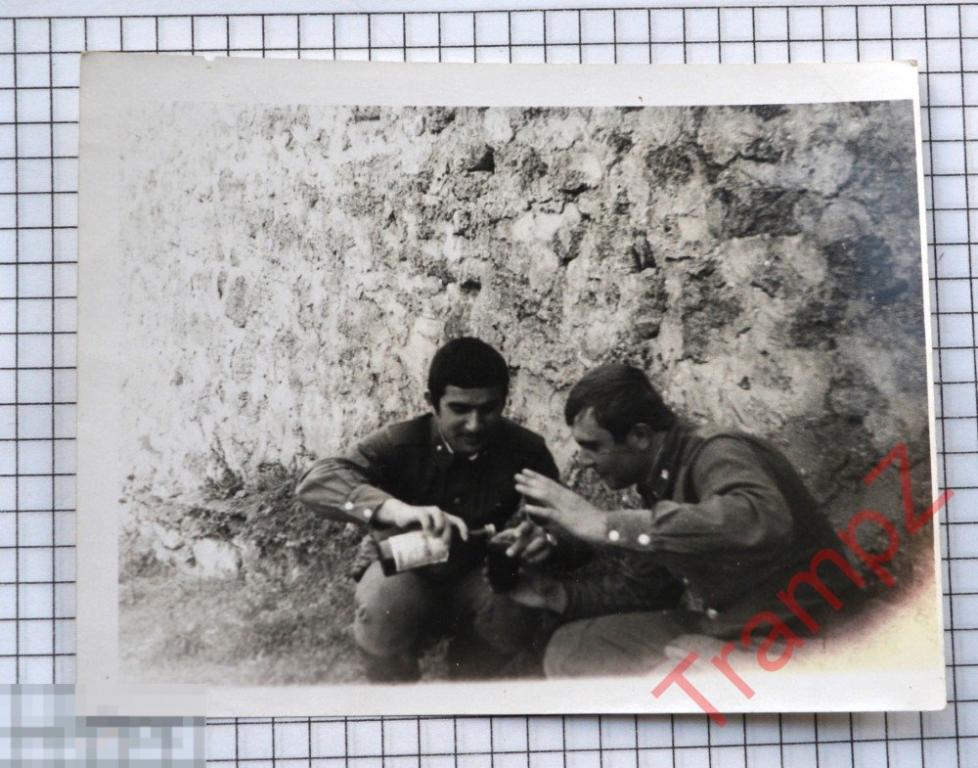 Фотография военнослужащие солдаты наливают вино из бутылки #13 