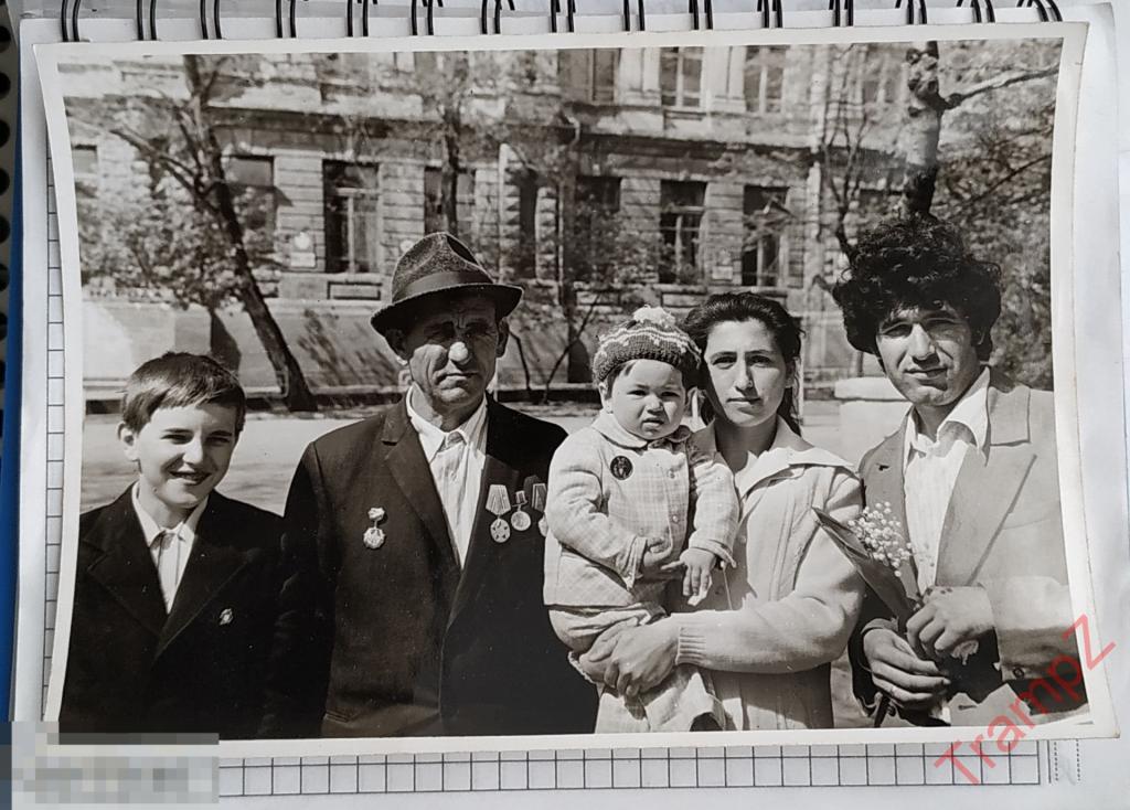 Фотография советские люди, ветеран с наградами медалями 15* 