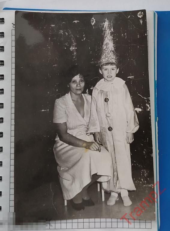 Фотография Новый год, елка мальчик в новогоднем костюме Петрушка, женщина #16 