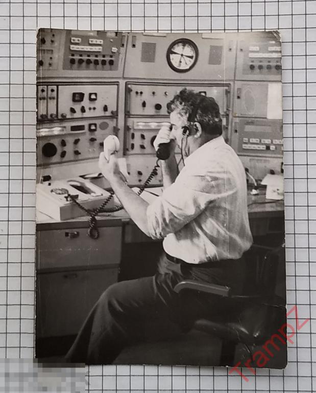 Фотография мужчина в наушниках, телефон, пульт управления, аппаратура #17 