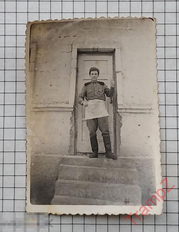 Фотография военнослужащий солдат в фартуке, дежурный по кухне #13* 