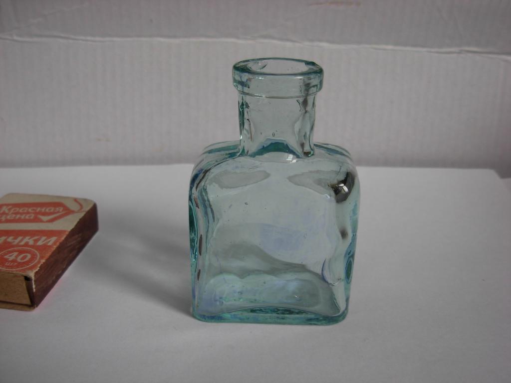 Пузырек старинный флакон квадратный , видимо из под чернил , без трещин