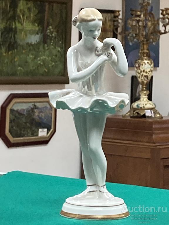 Ст. фарфор  Балерина с цветком. Вербилки. 50-60 е годы. СССР.