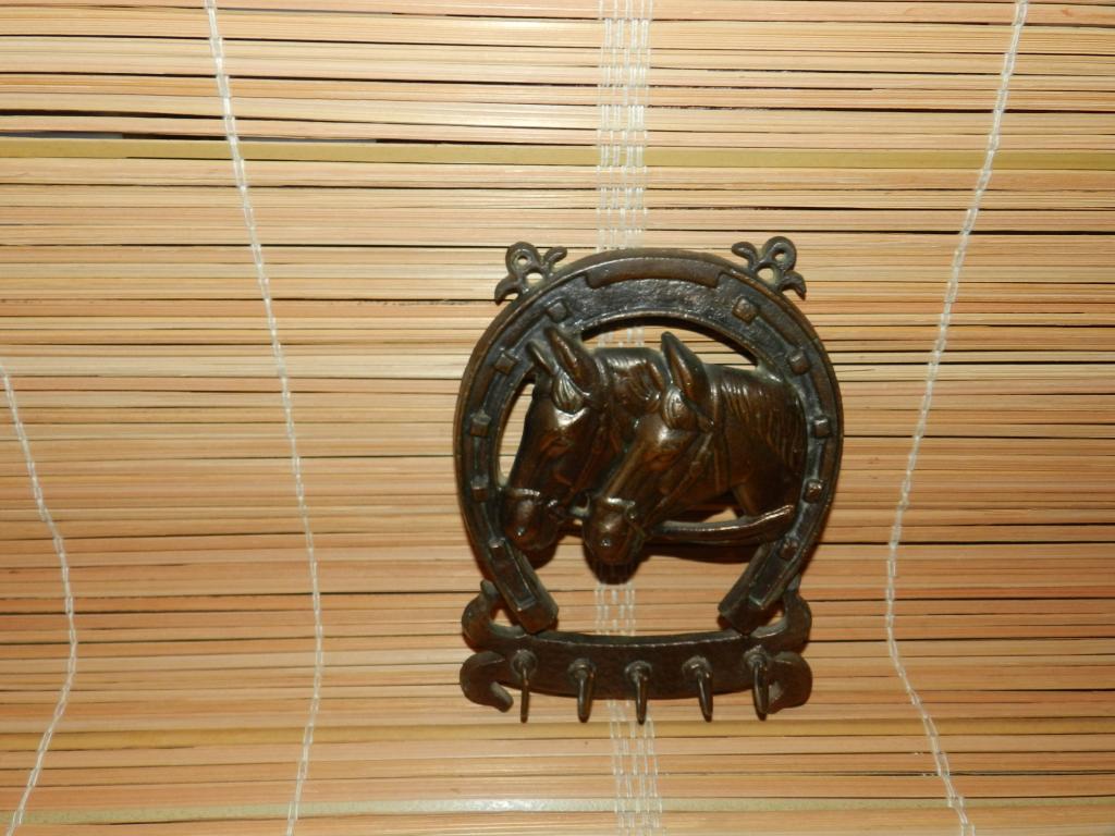 КЛЮЧНИЦА Настенная. БАРЕЛЬЕФ - КОНИ-ЛОШАДИ-ПОДКОВА. (Металл-Литье) СССР 1970г.г.