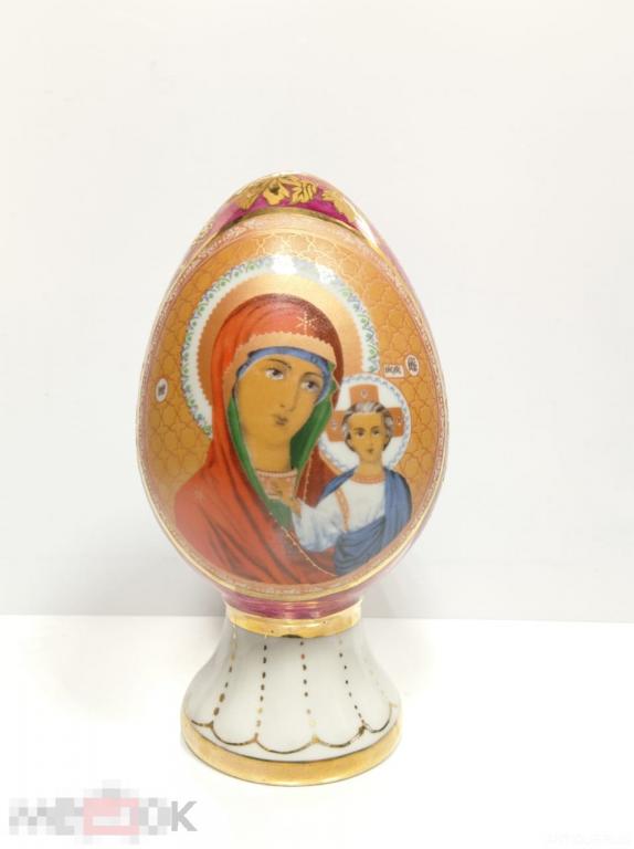 ЯЙЦО. Фарфор. Изображена Божья Матерь. 