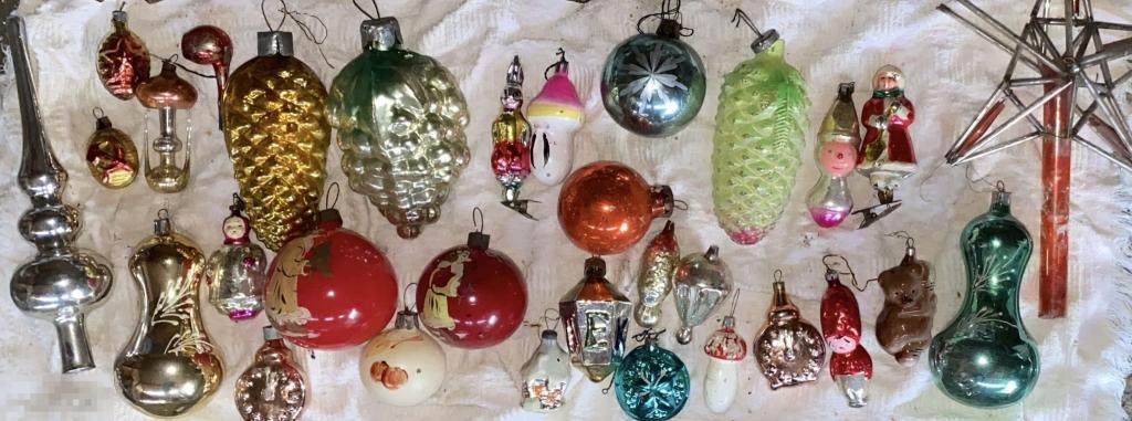 Много стеклянных елочных игрушек. Есть на прищепках.(н) 