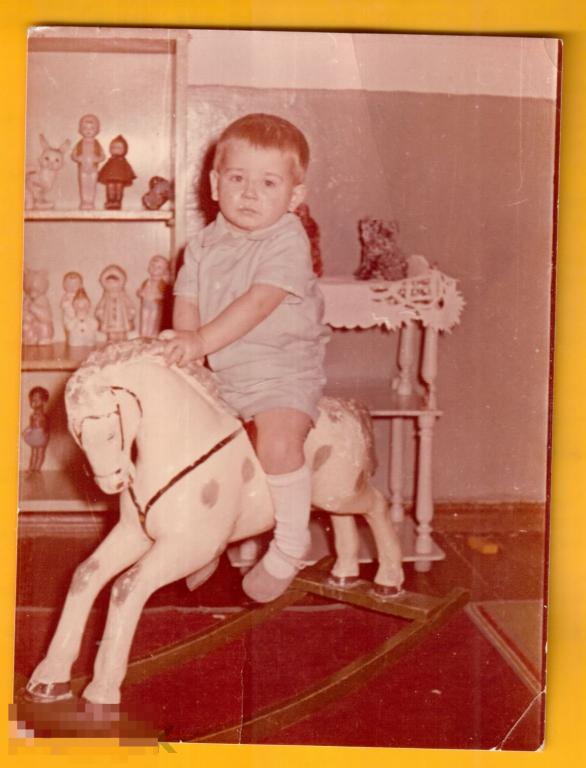 0249 .Старое фото, мальчик, лошадка-качалка, Рига, 1970 год, 9х12 