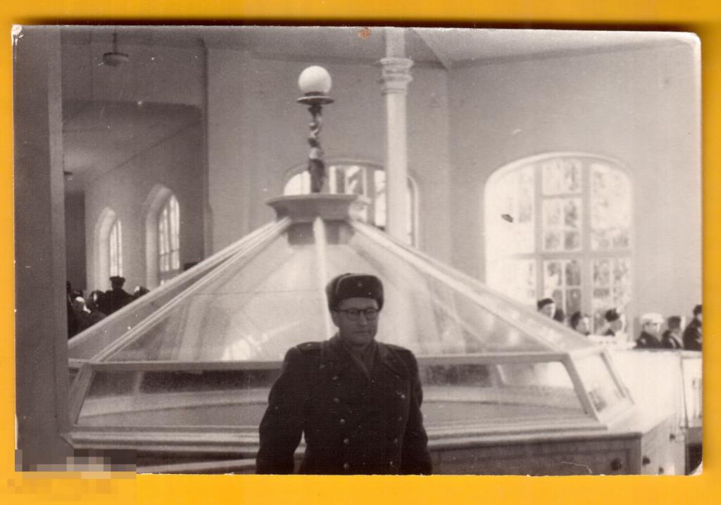 0206 .Старое фото, военный на курорте, Кисловодск, нарзанный источник, 1961 год, 6х9 