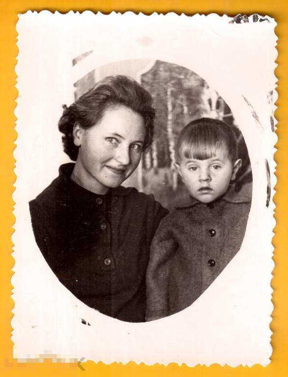 0226 .Старое фото, мама, сын, 1965 год, 8,5х11,5 