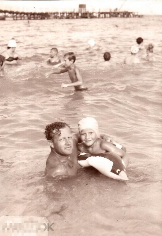 0191 .Старое фото, Черное море, папа с сыном, Одесса,1969 год 