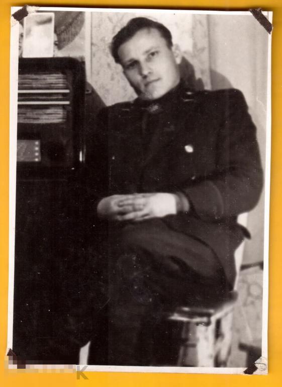 0150 .Старое фото, военный около радиолы, Германия, ГСВГ, 1951 год, 8х11,5 