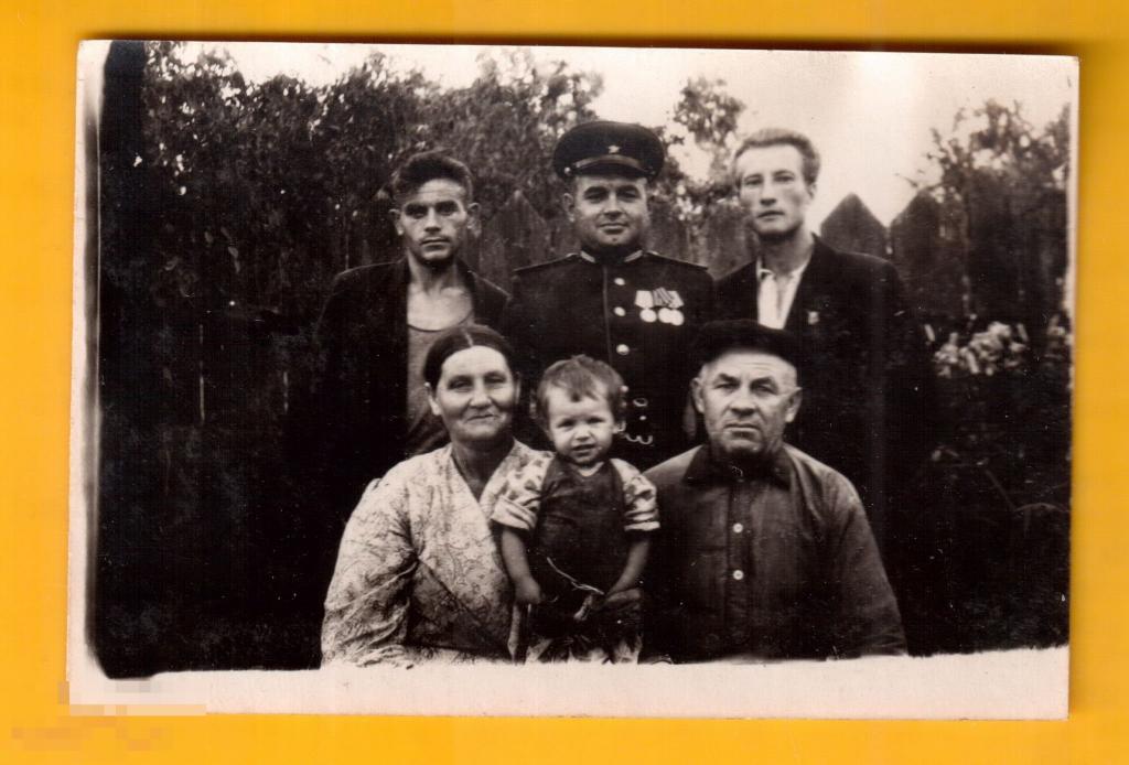 0211 .Старое фото, семья, Барнаул, 1949 год, 6х9 