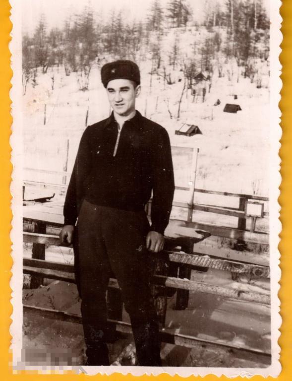0239 .Старое фото, молодой офицер,  Хабаровск, 1952 год, 8х11,5 