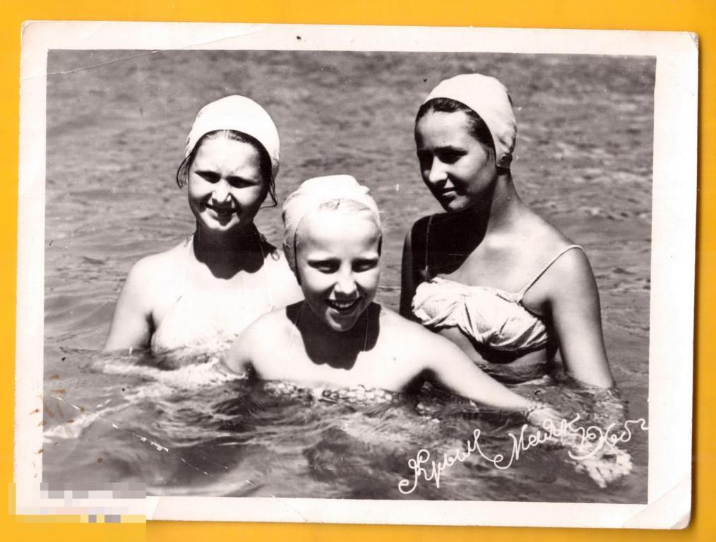 0172 .Старое фото, девушки купаются, Крым, 1965 год, 9х12 