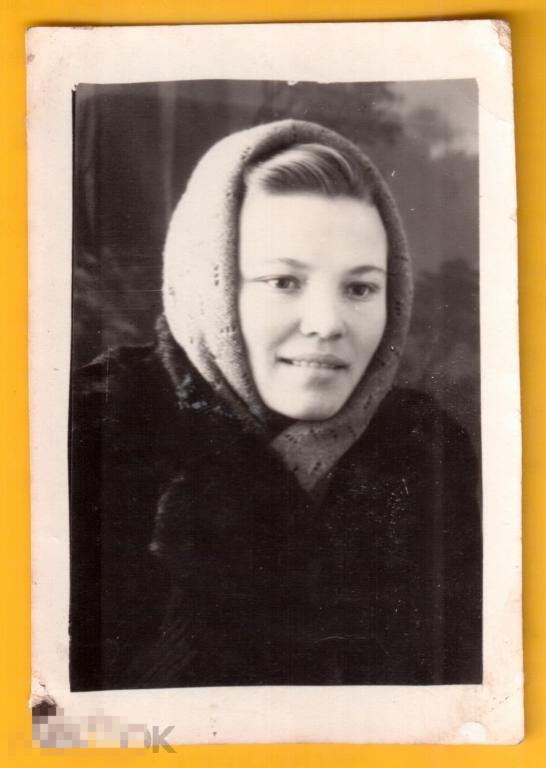 0115 .Старое фото, симпатичная девушка, 1950 год, 5,5х8 