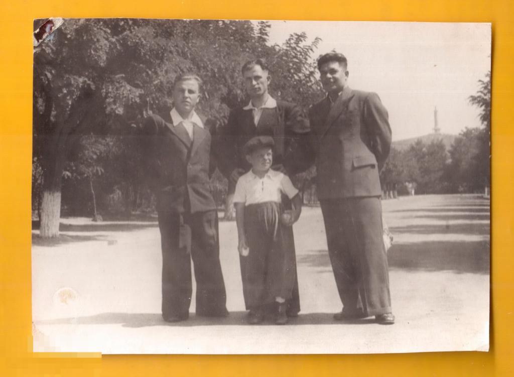 0130 .Старое фото, молодые люди, Китай, 1950 год, 8,2х11,3