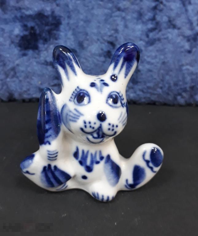 Статуэтка. Гжель. Заяц.  Высота 6 см. 