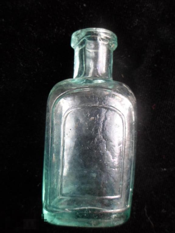 Пузырек аптечный №3. XIX век. Голубое стекло. Высота 6,5 см ...