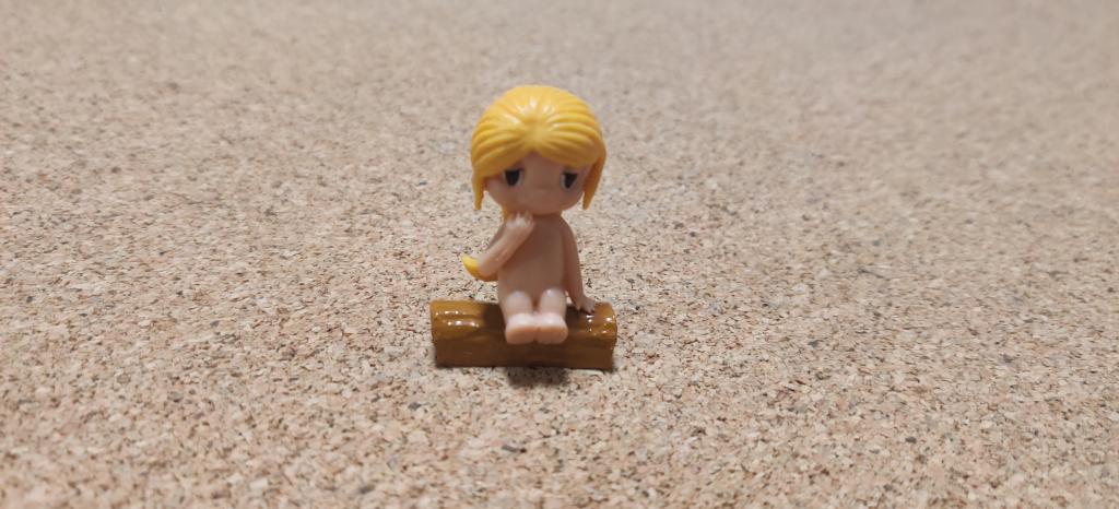 Игрушка не киндер Love is... выпуск 1 Девочка на бревне