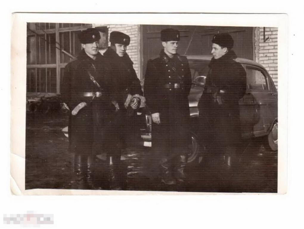 033 .Старое фото, милиционеры перед разводом, оригинал, подпись, Барнаул, 1967 год, 6х9 