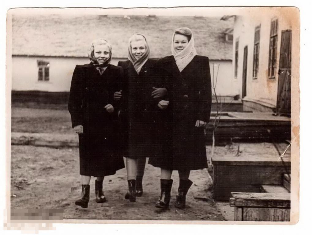 063 .Старое фото, три молодые женщины, Барнаул. 1953-55 год, 9х12 