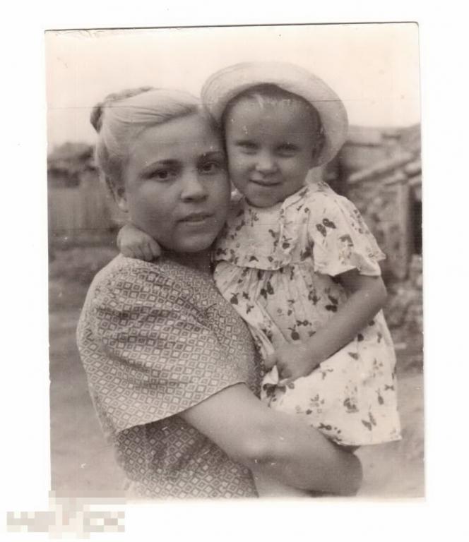 067 .Старое фото, молодая женщина с девочкой, Поспелиха. 1953-55 год, 7,8х10 