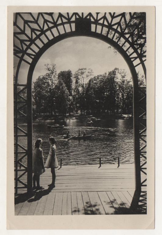 1954 г. Ленинград. Девочки. Лодочная станция.