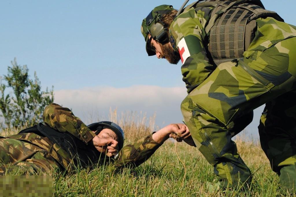 Ранен в бою. Военные в полевых условиях. Поддержка военнослужащих.