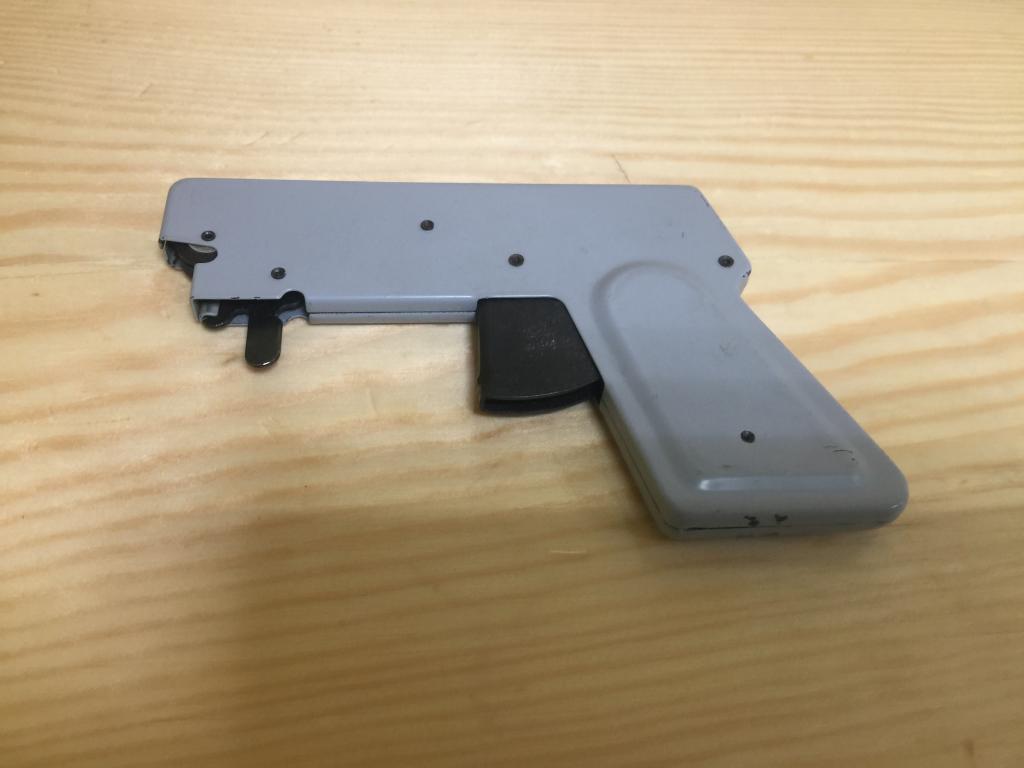 Игрушечный пистолет высекающий искры. ГДР. Игрушечный пистолет. Пистолет. Пистолет ГДР. Игрушка. Т И