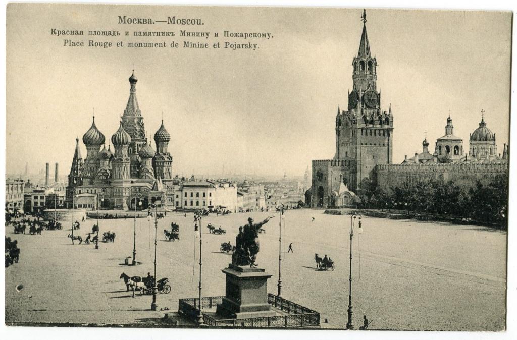 Москва. Красная площадь и памятник Минину и Пожарскому.