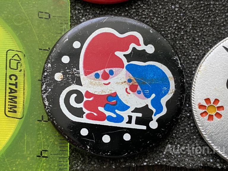 Знак Значок ДЕТСКИЙ ГНОМЫ? НА САНКАХ. САНИ. РАЗНОВИДНОСТЬ ЦВЕТА. РЕДКИЙ RRR