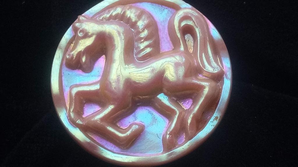 Брошь/Чeшское,пpеccoвaннoe(глушеное)cтeклo/редкий винтаж/ЧССР/СССР